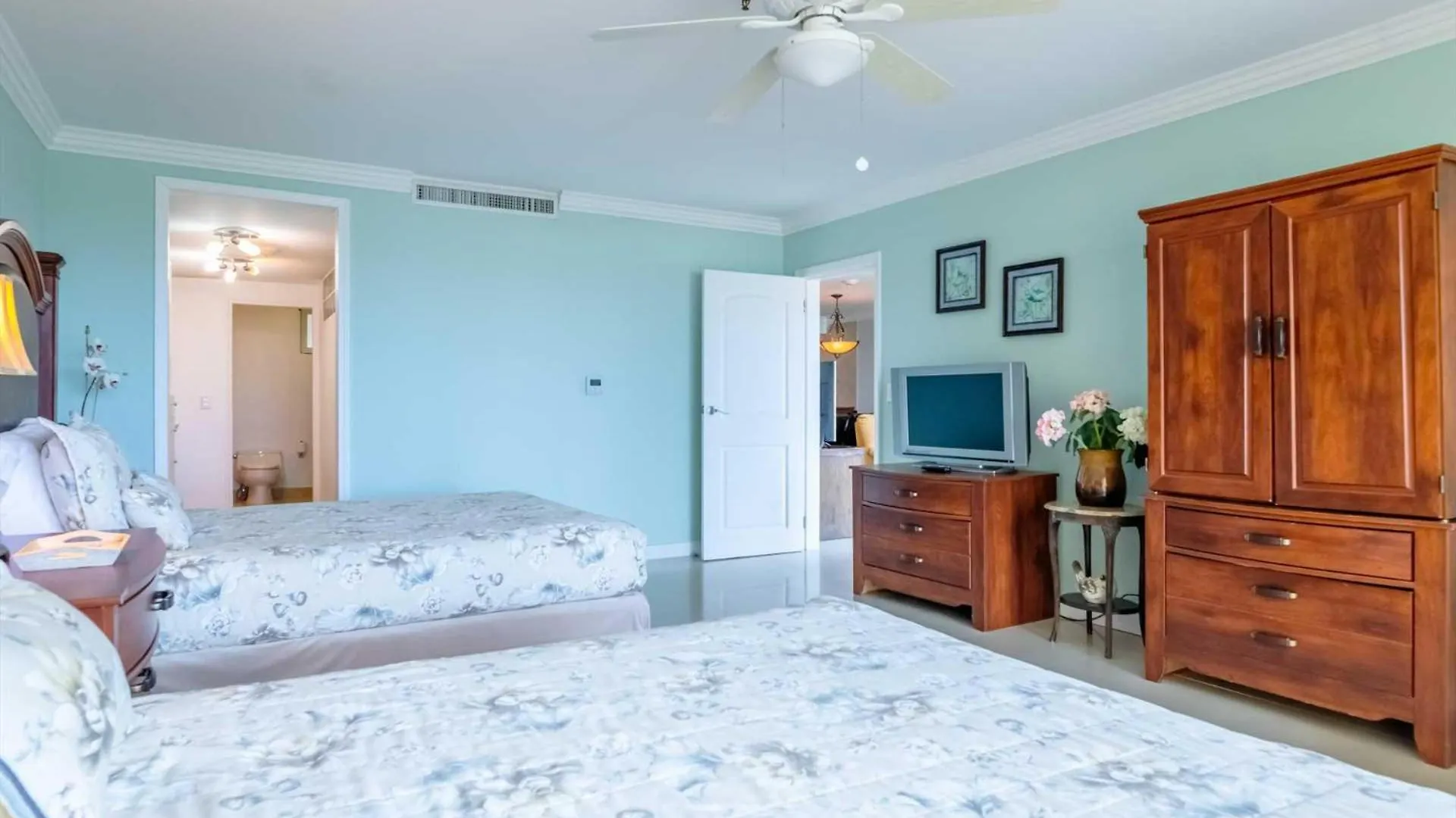 Beachfront - Glamour View 3Br Condo - E422 شاطئ بالم