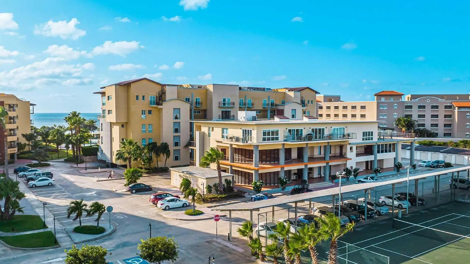 Beachfront - Glamour View 3Br Condo - E422 شاطئ بالم